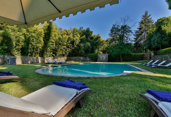 Villa Del Borgo: Attività, Caratteristiche, Entrata Principale, Estate, Esterni, Giardino, Piscina, Primavera