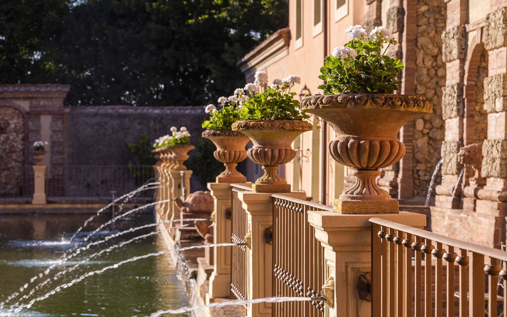 Villa Del Borgo: Attività, Caratteristiche, Entrata Principale, Estate, Esterni, Giardino, Piscina, Primavera