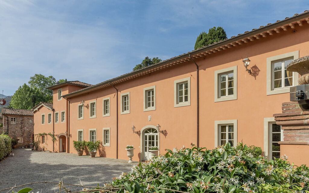 Villa Del Borgo: Attività, Caratteristiche, Entrata Principale, Estate, Esterni, Giardino, Piscina, Primavera
