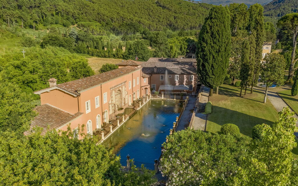 Villa Del Borgo: Attività, Caratteristiche, Entrata Principale, Estate, Esterni, Giardino, Piscina, Primavera
