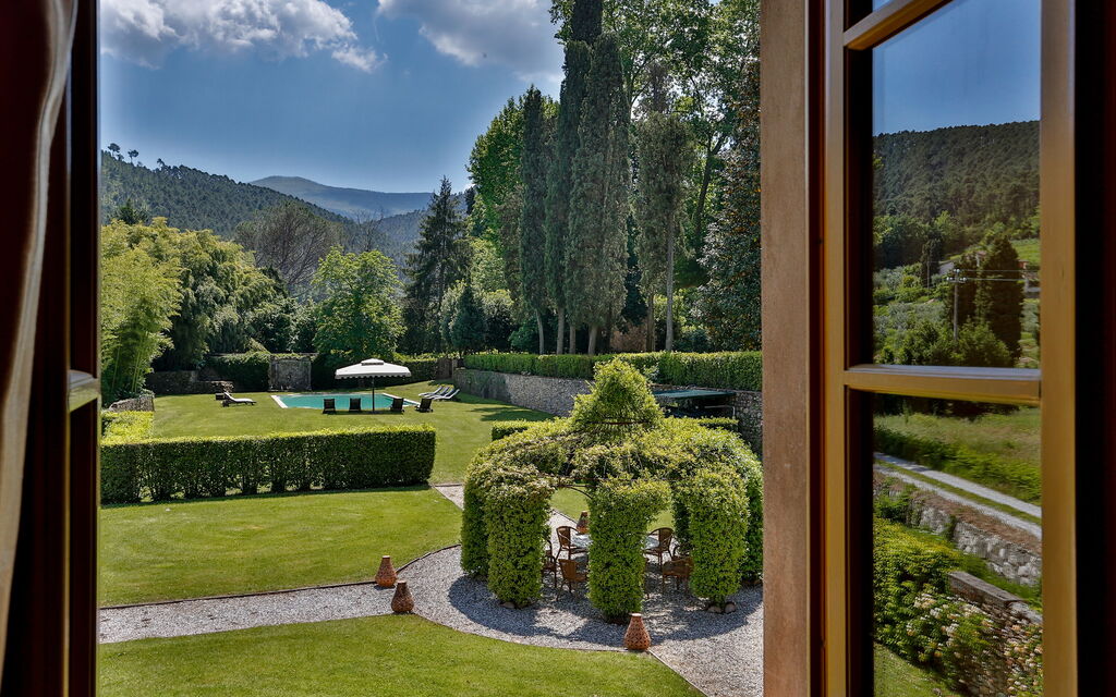Villa Del Borgo: Attività, Caratteristiche, Entrata Principale, Estate, Esterni, Giardino, Piscina, Primavera
