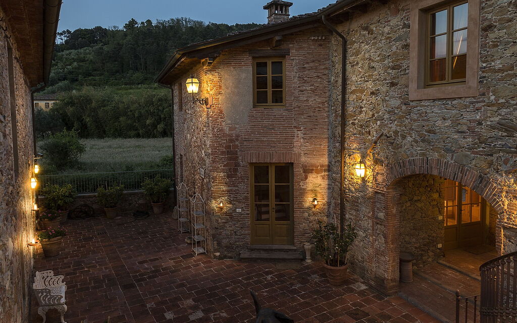 Villa Del Borgo: Attività, Caratteristiche, Entrata Principale, Estate, Esterni, Giardino, Piscina, Primavera