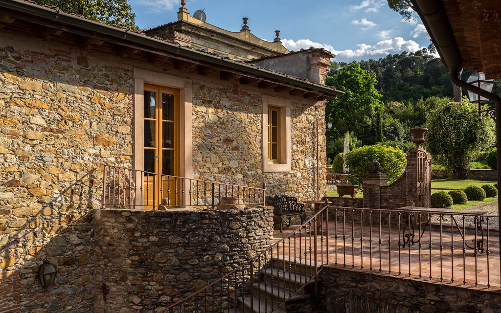 Villa Del Borgo: Attività, Caratteristiche, Entrata Principale, Estate, Esterni, Giardino, Piscina, Primavera