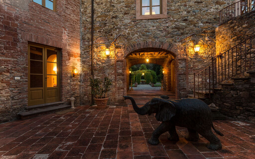 Villa Del Borgo: Attività, Caratteristiche, Entrata Principale, Estate, Esterni, Giardino, Piscina, Primavera