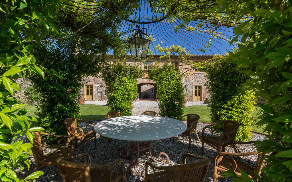 Villa Del Borgo: Attività, Caratteristiche, Entrata Principale, Estate, Esterni, Giardino, Piscina, Primavera