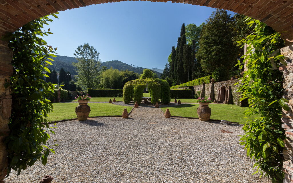 Villa Del Borgo: Attività, Caratteristiche, Entrata Principale, Estate, Esterni, Giardino, Piscina, Primavera