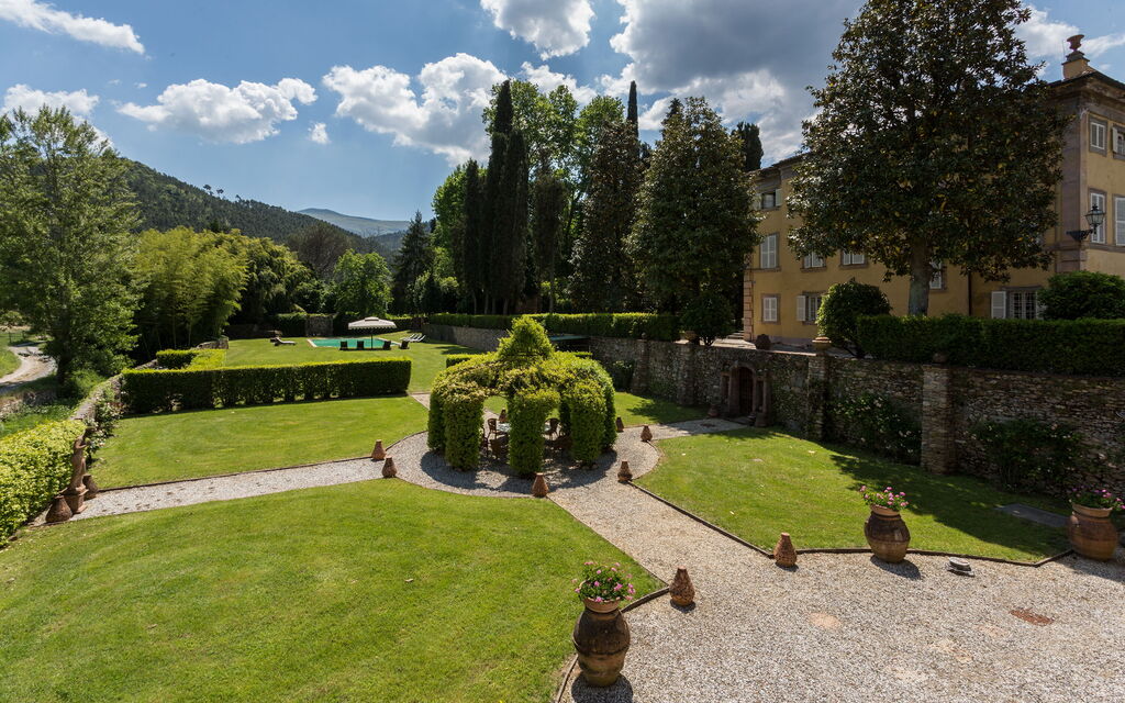 Villa Del Borgo: Attività, Caratteristiche, Entrata Principale, Estate, Esterni, Giardino, Piscina, Primavera