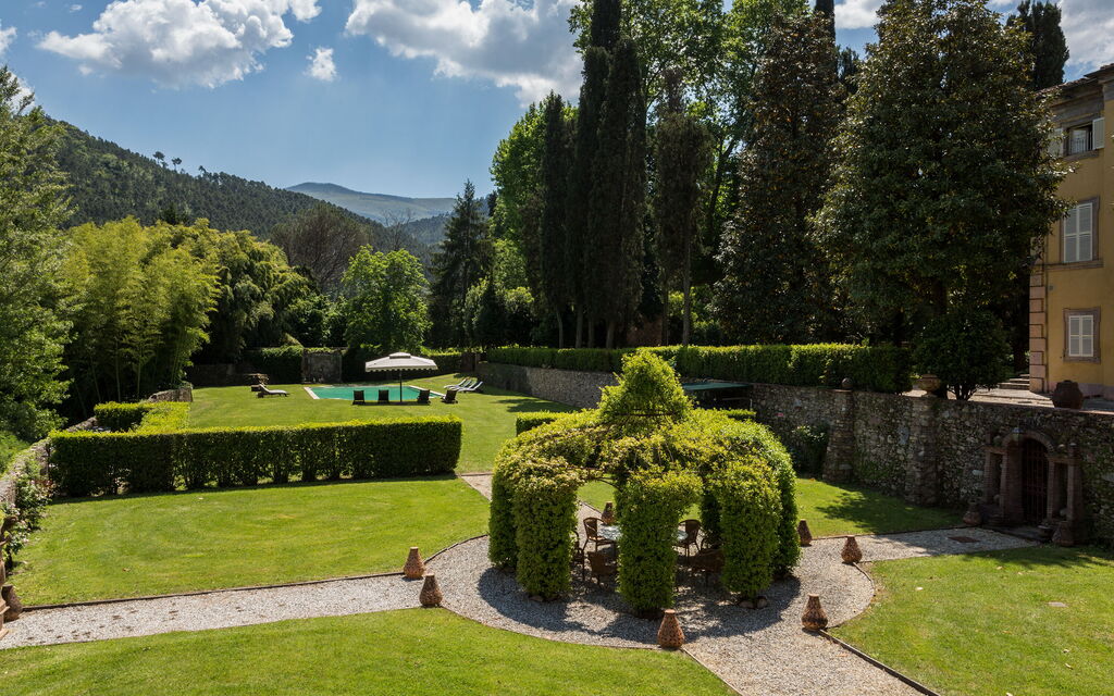 Villa Del Borgo: Attività, Caratteristiche, Entrata Principale, Estate, Esterni, Giardino, Piscina, Primavera