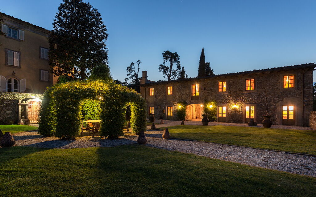 Villa Del Borgo: Attività, Caratteristiche, Entrata Principale, Estate, Esterni, Giardino, Piscina, Primavera