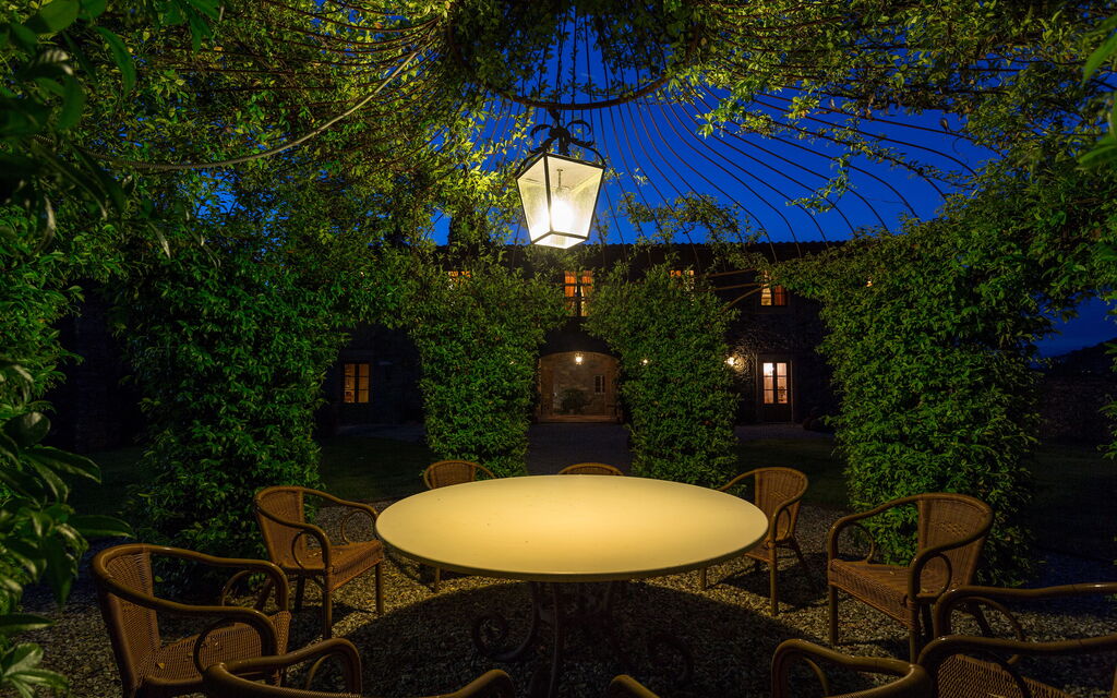 Villa Del Borgo: Attività, Caratteristiche, Entrata Principale, Estate, Esterni, Giardino, Piscina, Primavera