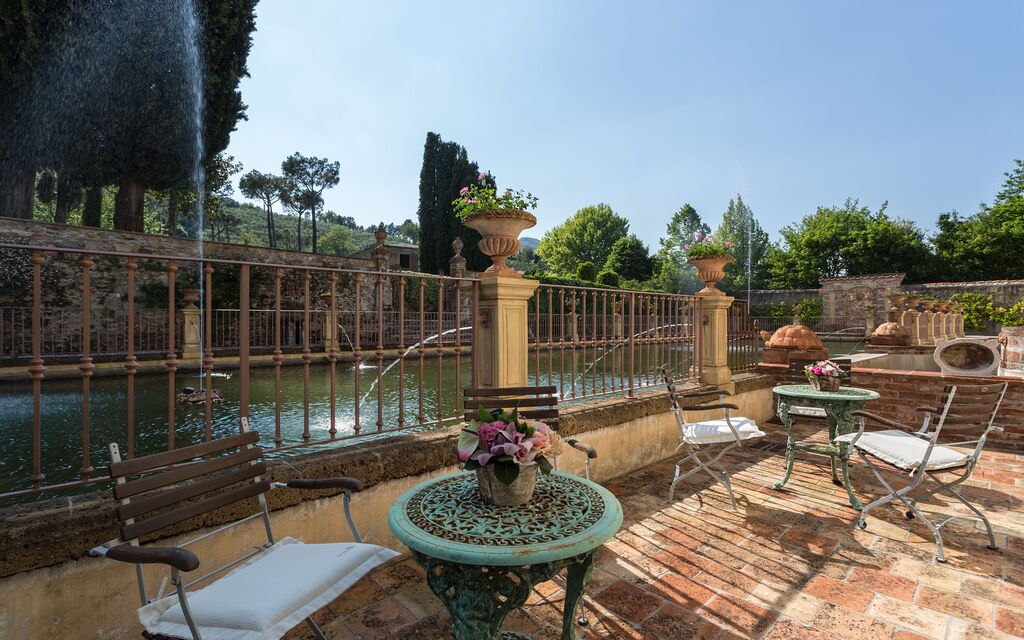 Villa Del Borgo: Attività, Caratteristiche, Entrata Principale, Estate, Esterni, Giardino, Piscina, Primavera