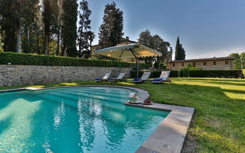 Villa Del Borgo: Attività, Caratteristiche, Entrata Principale, Estate, Esterni, Giardino, Piscina, Primavera