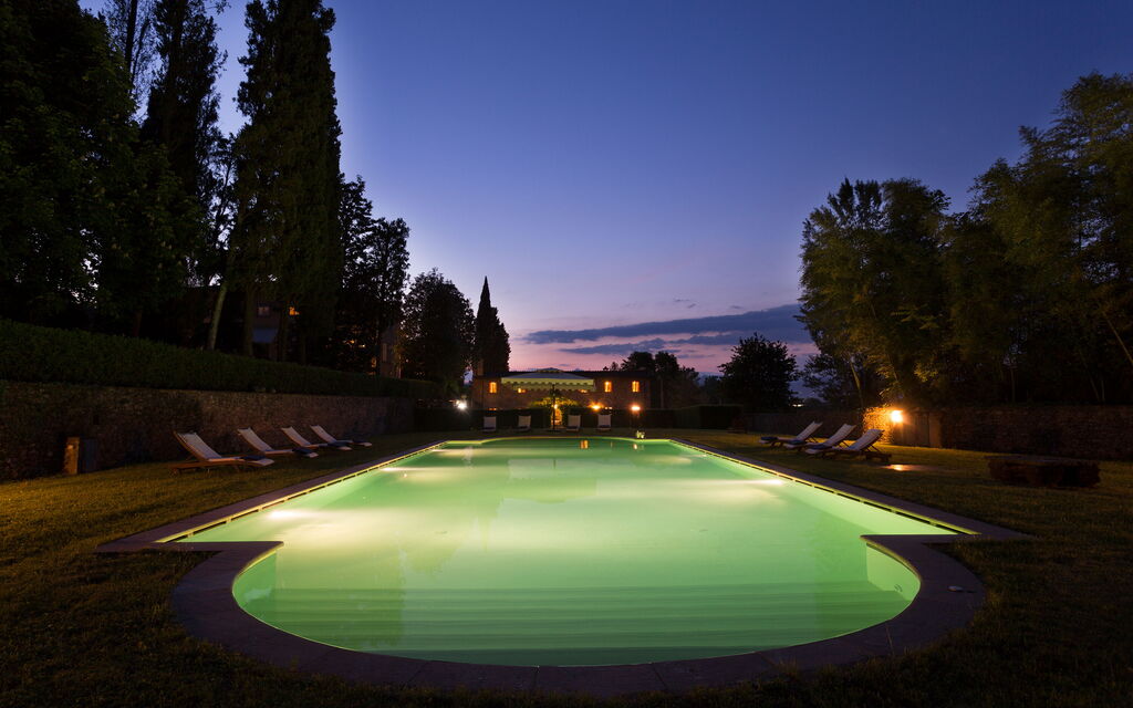 Villa Del Borgo: Attività, Caratteristiche, Entrata Principale, Estate, Esterni, Giardino, Piscina, Primavera