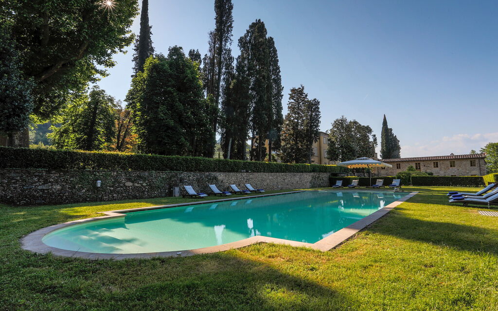 Villa Del Borgo: Attività, Caratteristiche, Entrata Principale, Estate, Esterni, Giardino, Piscina, Primavera