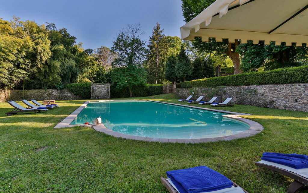 Villa Del Borgo: Attività, Caratteristiche, Entrata Principale, Estate, Esterni, Giardino, Piscina, Primavera