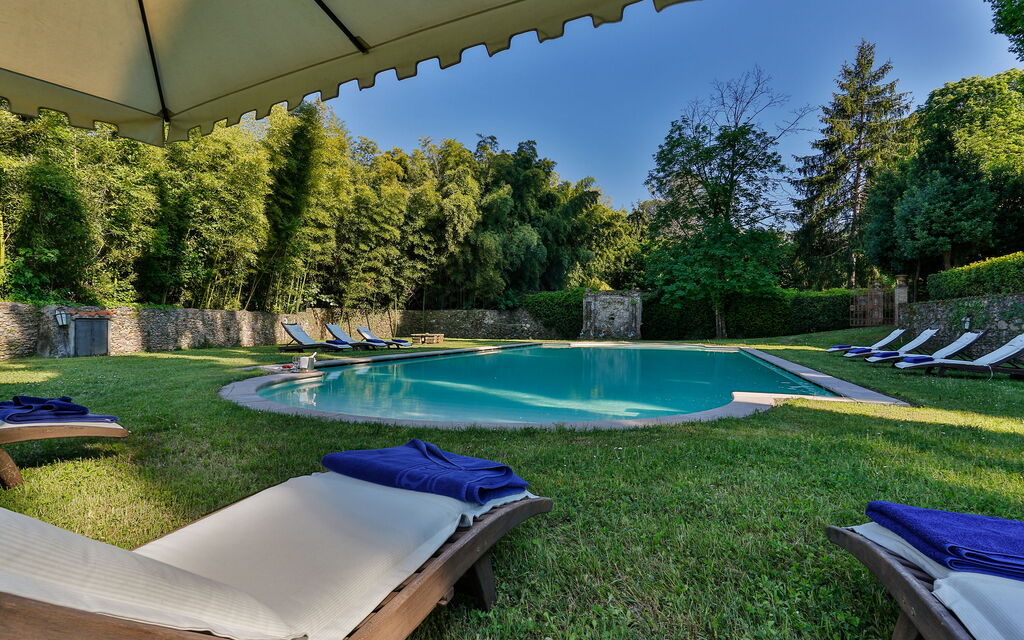 Villa Del Borgo: Attività, Caratteristiche, Entrata Principale, Estate, Esterni, Giardino, Piscina, Primavera