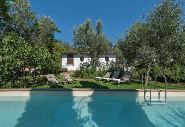 Villa Simonetta: Attività, Caratteristiche, Dettagli della stanza, Entrata Principale, Estate, Esterni, Giardino, Piscina, Primavera, Servizi