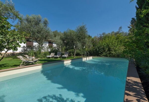 Villa Simonetta: Attività, Caratteristiche, Dettagli della stanza, Entrata Principale, Estate, Esterni, Giardino, Piscina, Primavera, Servizi