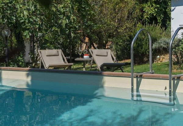 Villa Simonetta: Attività, Caratteristiche, Dettagli della stanza, Entrata Principale, Estate, Esterni, Giardino, Piscina, Primavera, Servizi