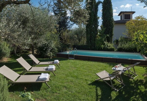 Villa Simonetta: Attività, Caratteristiche, Dettagli della stanza, Entrata Principale, Estate, Esterni, Giardino, Piscina, Primavera, Servizi