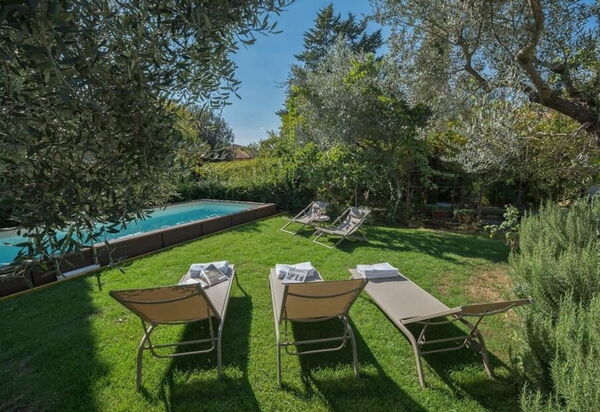 Villa Simonetta: Attività, Caratteristiche, Dettagli della stanza, Entrata Principale, Estate, Esterni, Giardino, Piscina, Primavera, Servizi