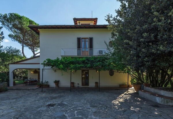 Villa Simonetta: Attività, Caratteristiche, Dettagli della stanza, Entrata Principale, Estate, Esterni, Giardino, Piscina, Primavera, Servizi