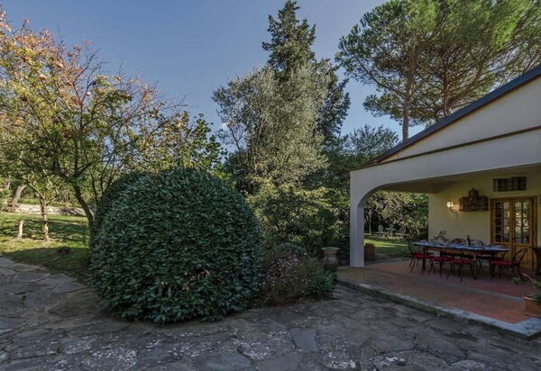 Villa Simonetta: Attività, Caratteristiche, Dettagli della stanza, Entrata Principale, Estate, Esterni, Giardino, Piscina, Primavera, Servizi