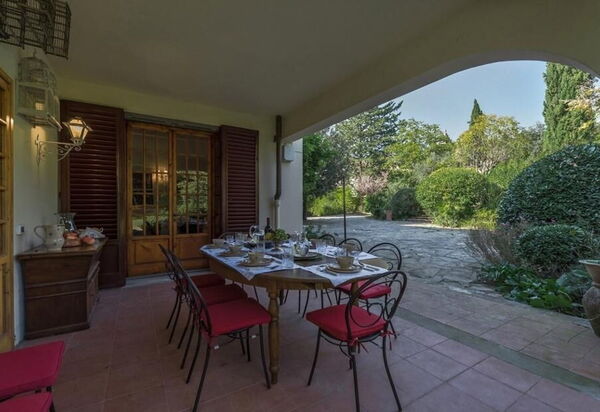 Villa Simonetta: Attività, Caratteristiche, Dettagli della stanza, Entrata Principale, Estate, Esterni, Giardino, Piscina, Primavera, Servizi