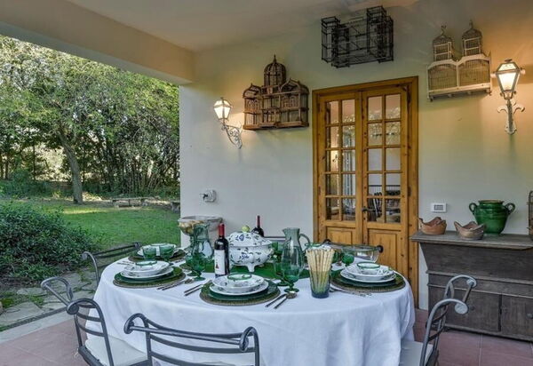 Villa Simonetta: Attività, Caratteristiche, Dettagli della stanza, Entrata Principale, Estate, Esterni, Giardino, Piscina, Primavera, Servizi