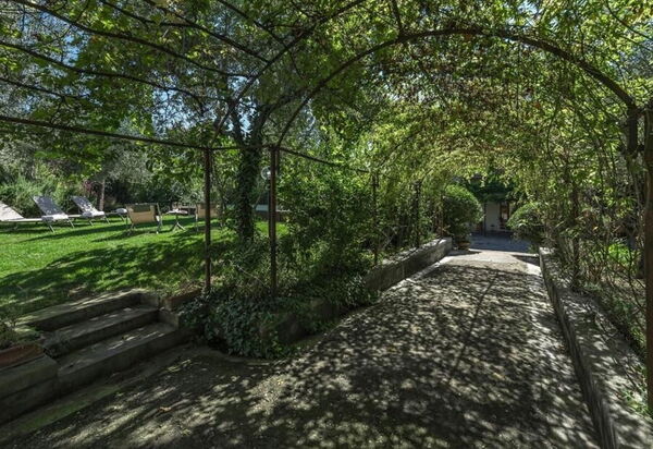 Villa Simonetta: Attività, Caratteristiche, Dettagli della stanza, Entrata Principale, Estate, Esterni, Giardino, Piscina, Primavera, Servizi