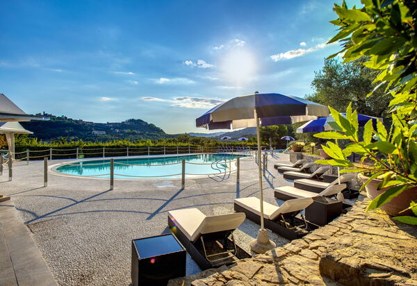 Villa Aldrovandi: all'aperto, Attività, Balcone / Terrazza / Patio, Caratteristiche, Estate, Esterni, Giardino, Piscina, Primavera, Servizi