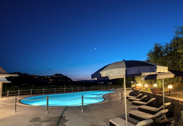 Villa Aldrovandi: all'aperto, Attività, Balcone / Terrazza / Patio, Caratteristiche, Estate, Esterni, Giardino, Piscina, Primavera, Servizi