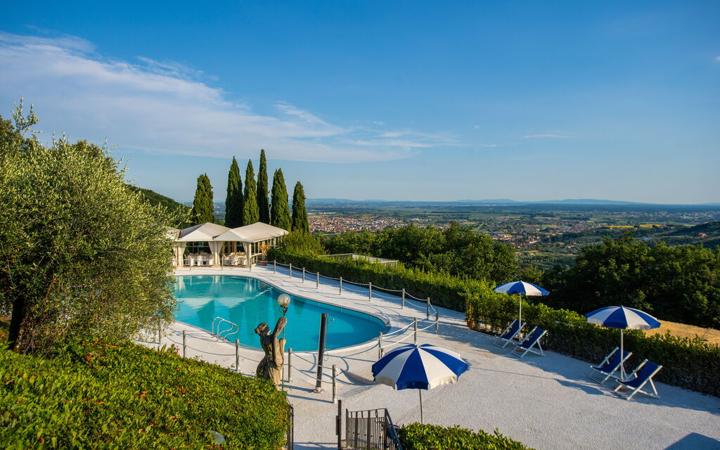Villa Aldrovandi: all'aperto, Attività, Balcone / Terrazza / Patio, Caratteristiche, Estate, Esterni, Giardino, Piscina, Primavera, Servizi
