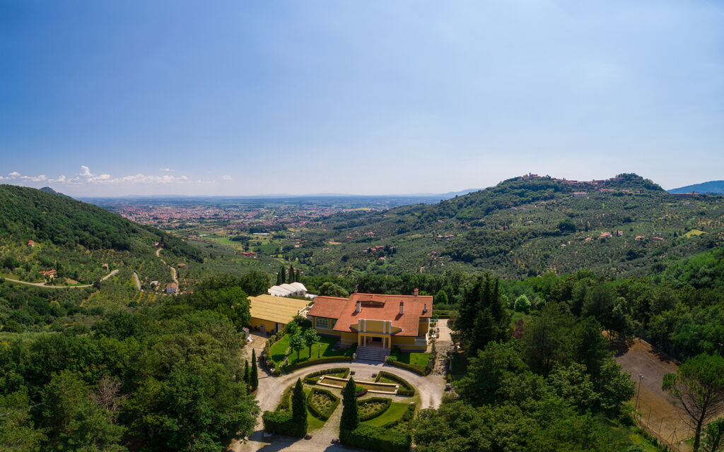 Villa Aldrovandi: all'aperto, Attività, Balcone / Terrazza / Patio, Caratteristiche, Estate, Esterni, Giardino, Piscina, Primavera, Servizi