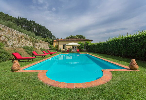 Villa Contorni: Balcone / Terrazza / Patio, Caratteristiche, Estate, Esterni, Giardino, Idromassaggio, Piscina, Primavera, Servizi