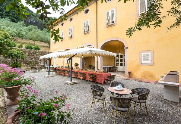 Villa Contorni: Balcone / Terrazza / Patio, Caratteristiche, Estate, Esterni, Giardino, Idromassaggio, Piscina, Primavera, Servizi