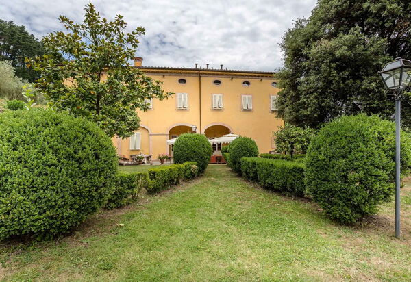 Villa Contorni: Balcone / Terrazza / Patio, Caratteristiche, Estate, Esterni, Giardino, Idromassaggio, Piscina, Primavera, Servizi