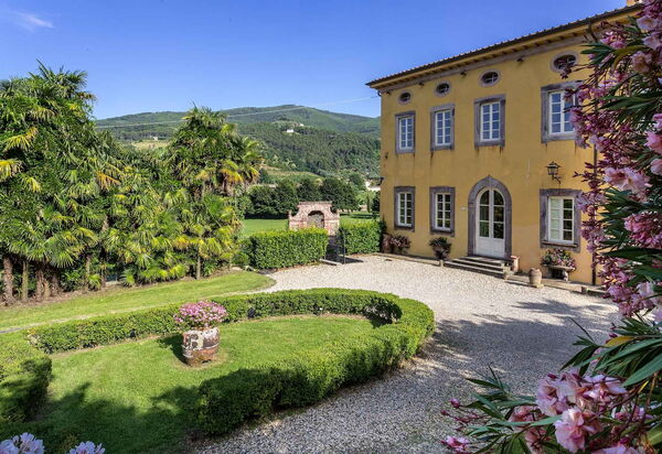 Villa Contorni: Balcone / Terrazza / Patio, Caratteristiche, Estate, Esterni, Giardino, Idromassaggio, Piscina, Primavera, Servizi