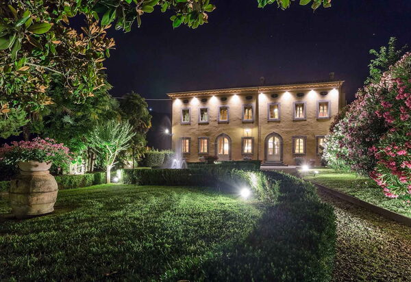 Villa Contorni: Balcone / Terrazza / Patio, Caratteristiche, Estate, Esterni, Giardino, Idromassaggio, Piscina, Primavera, Servizi