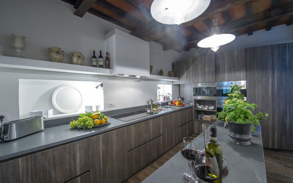Villa Delizia: Attività, Balcone / Terrazza / Patio, Caratteristiche, Dettagli della stanza, Estate, Esterni, Piscina, Primavera