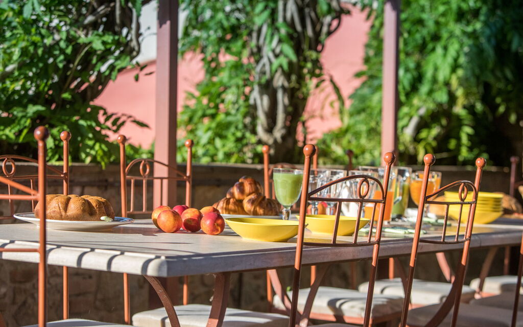 Villa Pink Escape: Amenities, Building Exterior, Main Entrance, Pool, Spring, Summer, Wellness