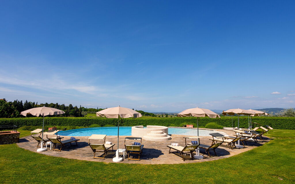 Villa Solina: Attività, Balcone / Terrazza / Patio, Caratteristiche, Estate, Esterni, Giardino, Piscina, Primavera, Servizi