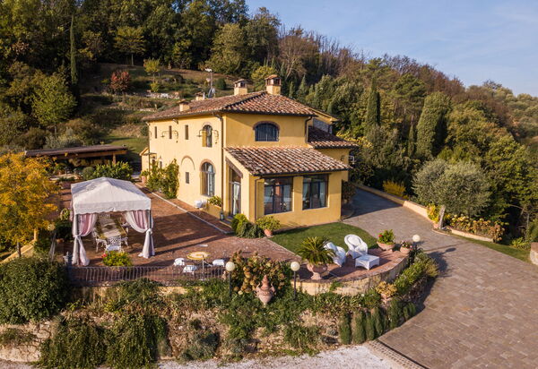 Villa Sole Di Toscana: Attività, Balcone / Terrazza / Patio, Benessere, Caratteristiche, Estate, Esterni, Piscina, Primavera, Servizi