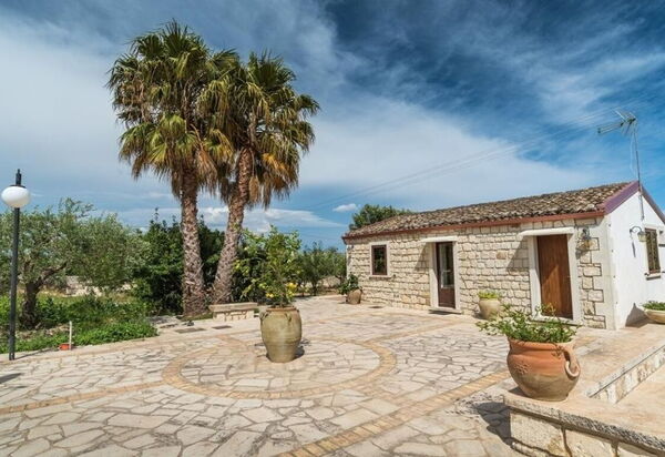 Villa Chiaramonte: Activities, Amenities, Balcony / Terrace / Patio, Pool, Spring, Summer