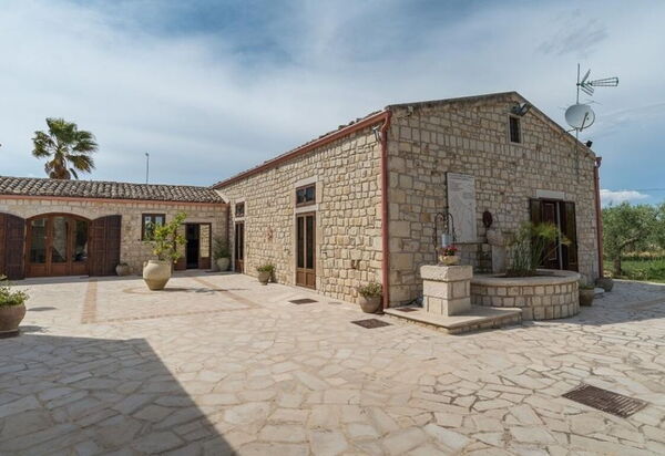 Villa Chiaramonte: Activities, Amenities, Balcony / Terrace / Patio, Pool, Spring, Summer