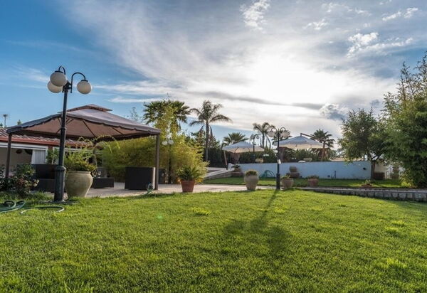 Villa Chiaramonte: Activities, Amenities, Balcony / Terrace / Patio, Pool, Spring, Summer