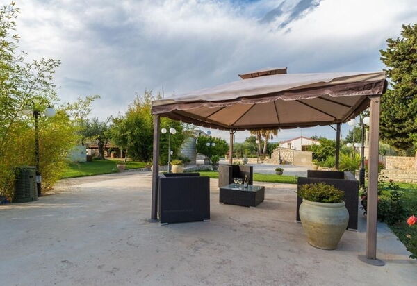 Villa Chiaramonte: Activities, Amenities, Balcony / Terrace / Patio, Pool, Spring, Summer