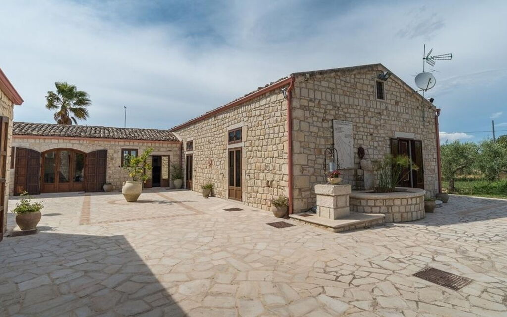 Villa Chiaramonte: Activities, Amenities, Balcony / Terrace / Patio, Pool, Spring, Summer