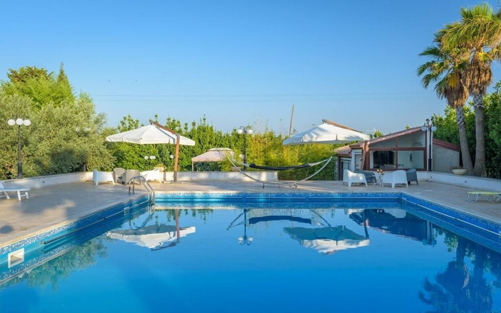 Villa Chiaramonte: Activities, Amenities, Balcony / Terrace / Patio, Pool, Spring, Summer