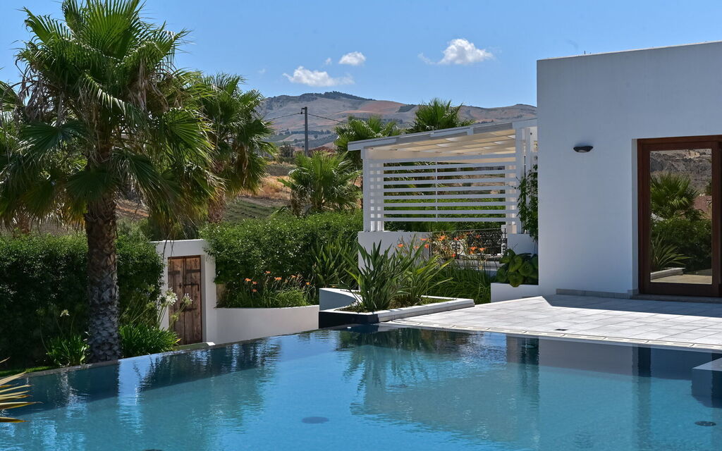 Villa Trepida: Activities, Amenities, Balcony / Terrace / Patio, Building Exterior, Garden, Main Entrance, Spring, Summer
